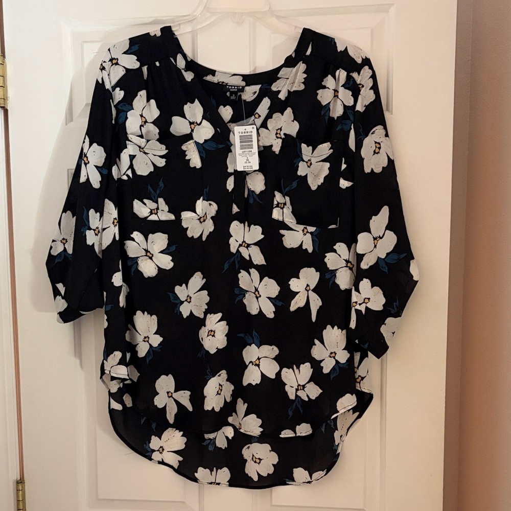 Torrid Harper Black White and Blue 3/4 Sleeve Blouse Size 3 NWT